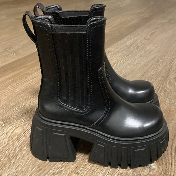 NWOT Dolls Kill Current Mood Rebel Core Chelsea Style Chunky Black Ankle Boots - Picture 4 of 9